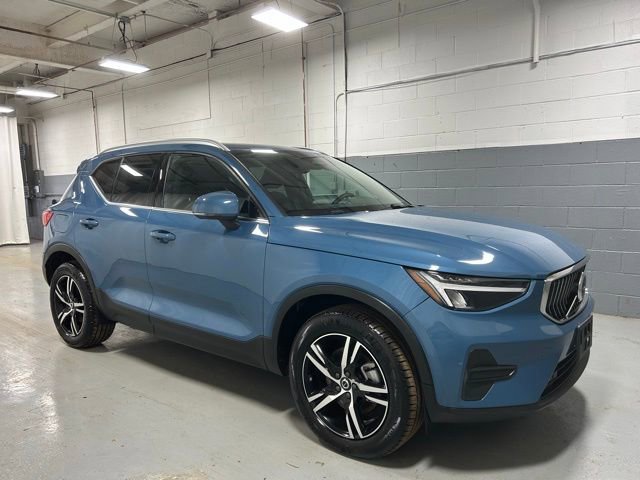 Used 2025 Volvo XC40 B5 Core image 4