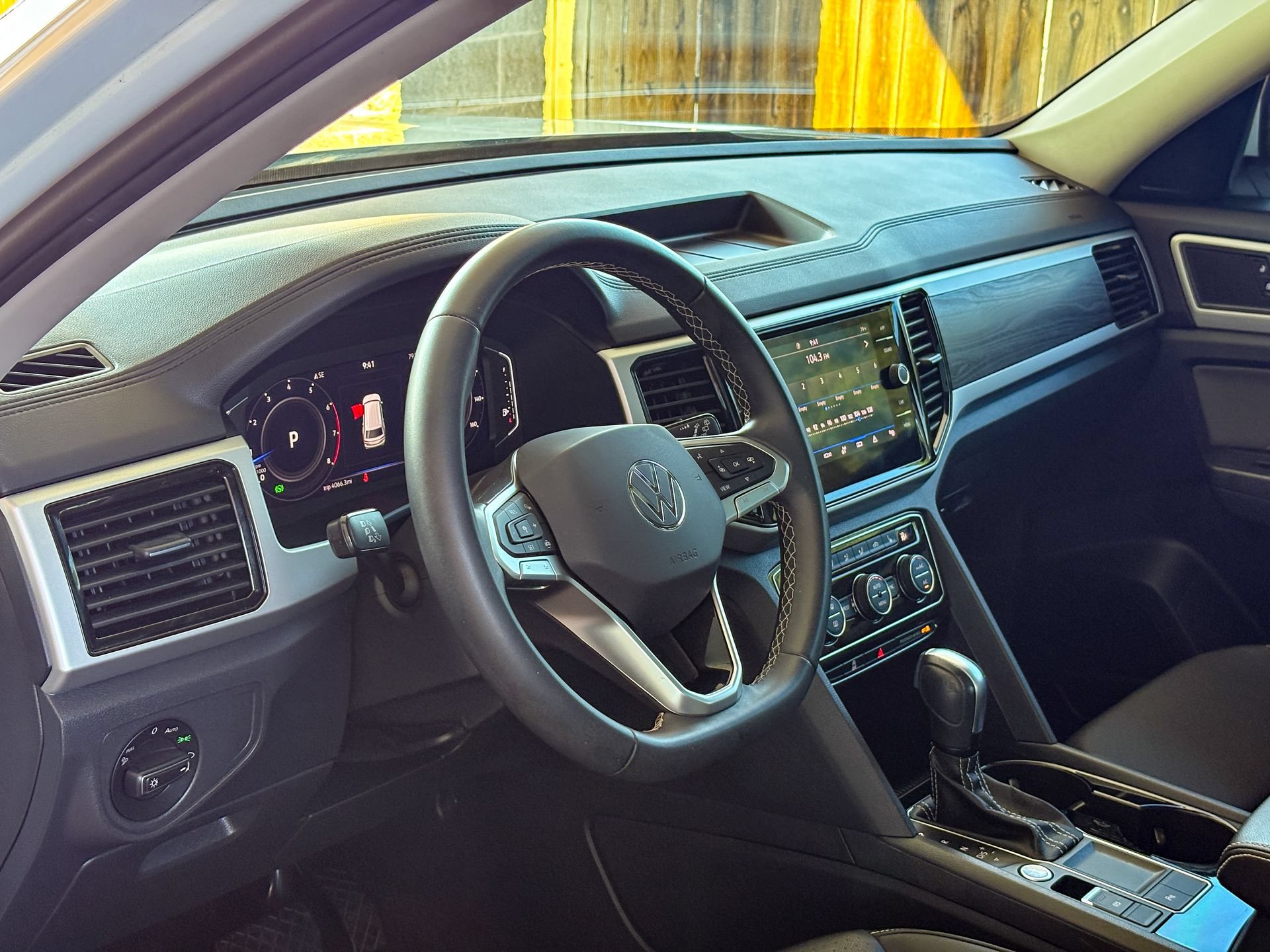 Used 2023 Volkswagen Atlas SE w/ Panoramic Sunroof Package FWD image 5
