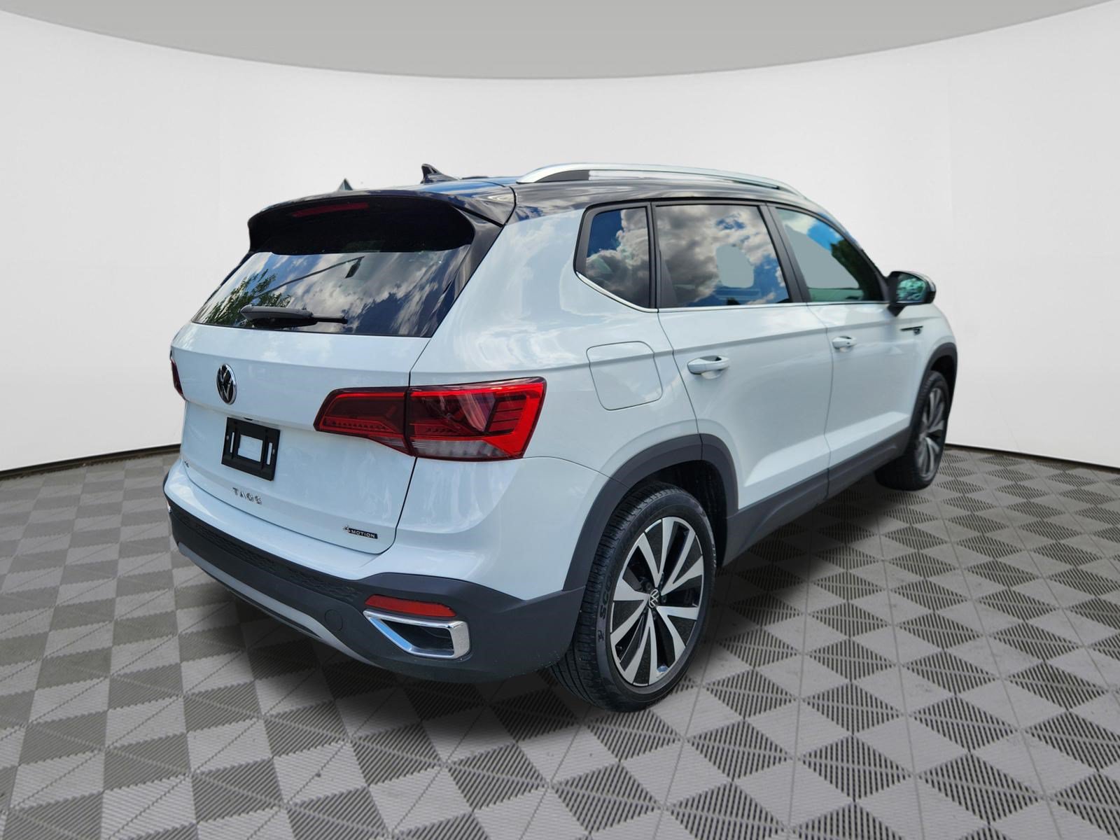 Used 2023 Volkswagen Taos SE AWD/4WD image 4