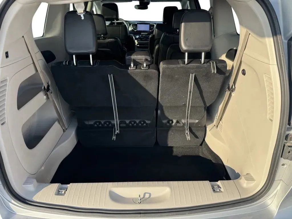 Used 2024 Chrysler Pacifica Touring-L image 28