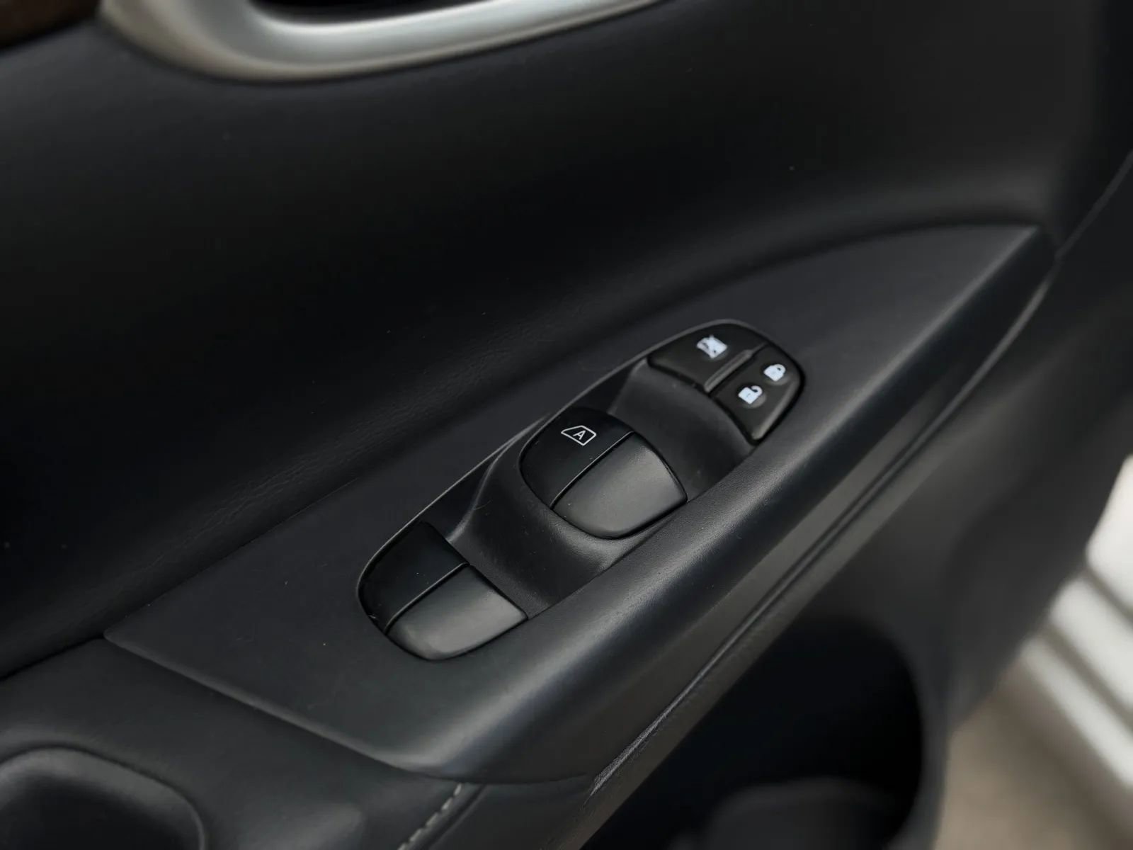 Used 2015 Nissan Sentra SL w/ Navigation Package image 23