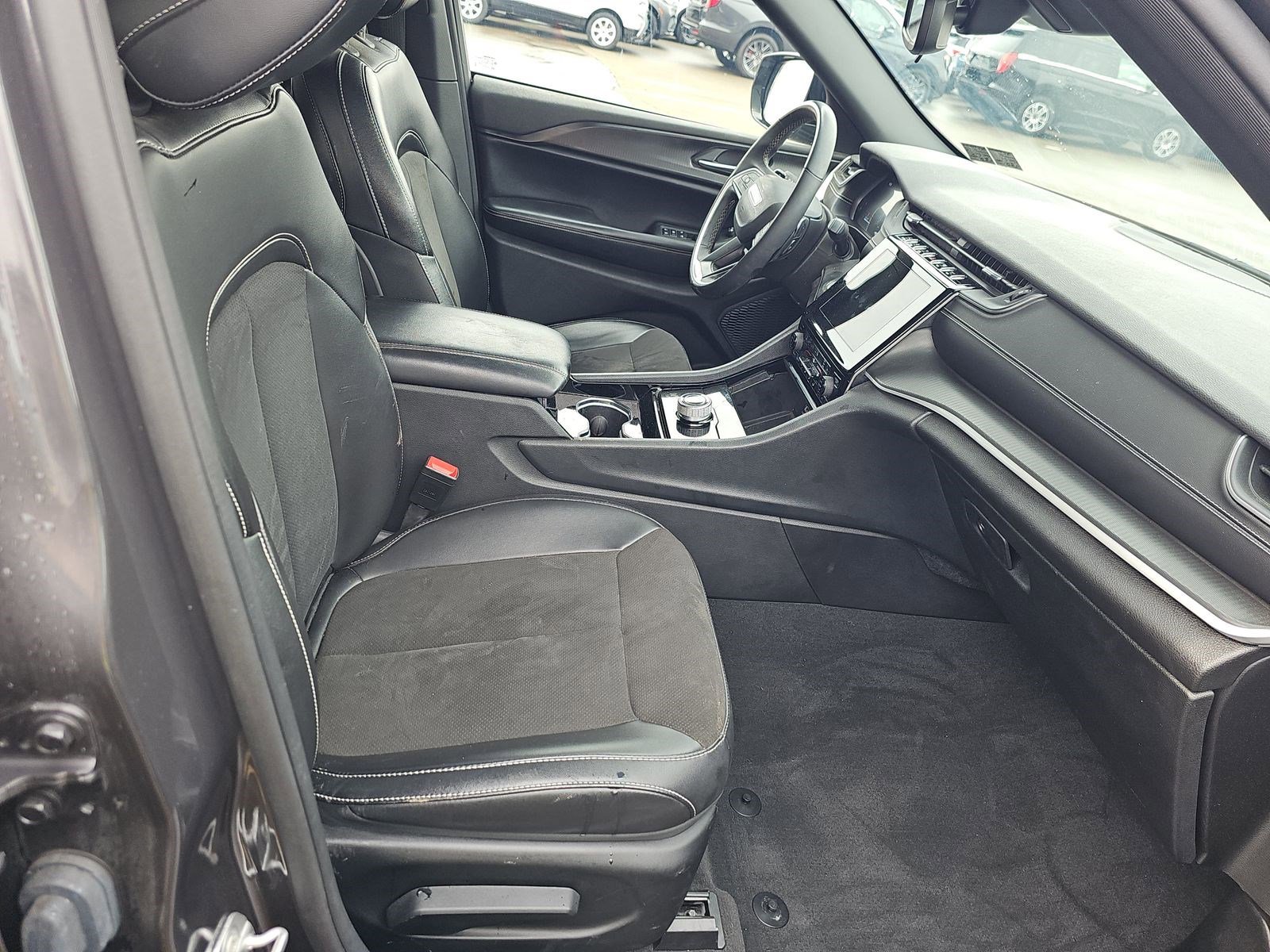 Used 2023 Jeep Grand Cherokee Altitude image 15