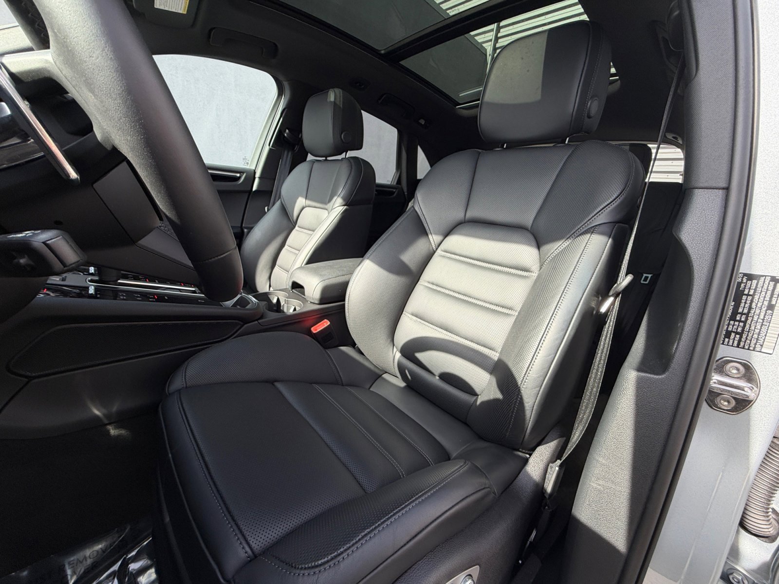 Used 2025 Porsche Macan AWD/4WD image 9