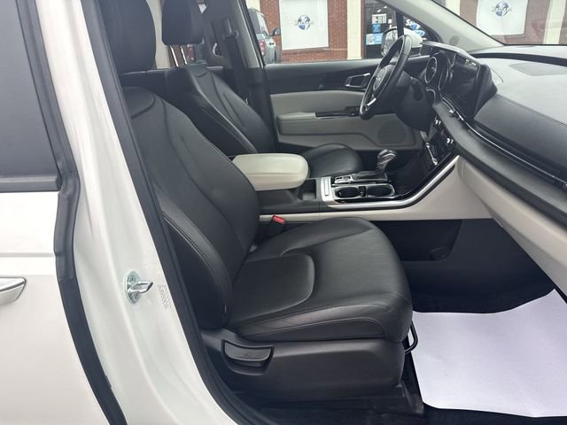 Used 2023 Kia Carnival EX image 28