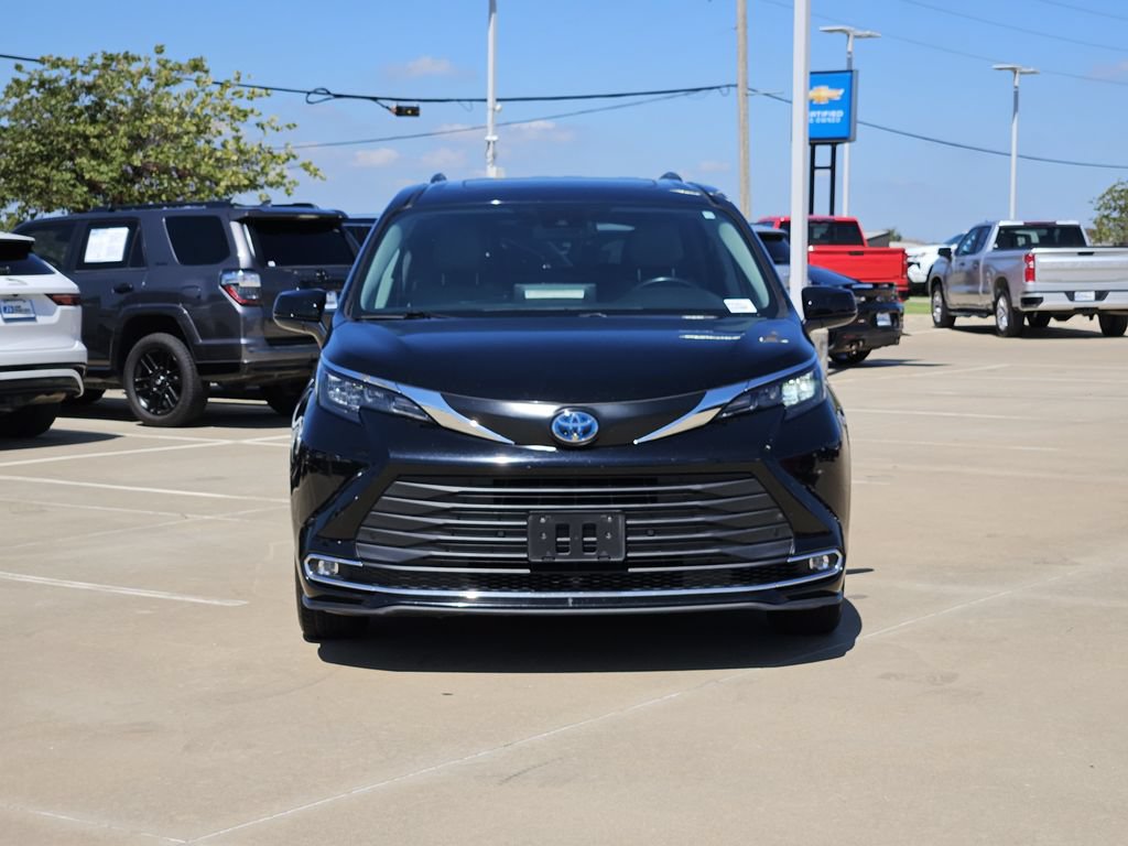 Used 2024 Toyota Sienna XLE FWD image 2