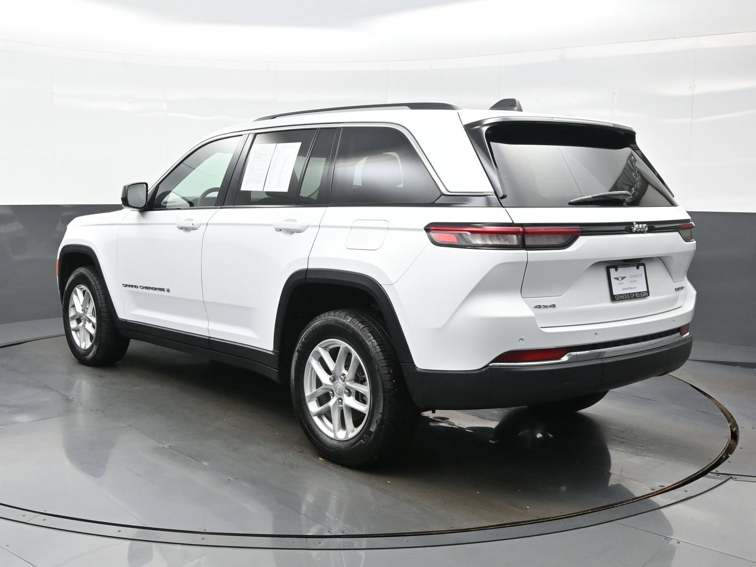 Used 2023 Jeep Grand Cherokee Laredo AWD/4WD image 4