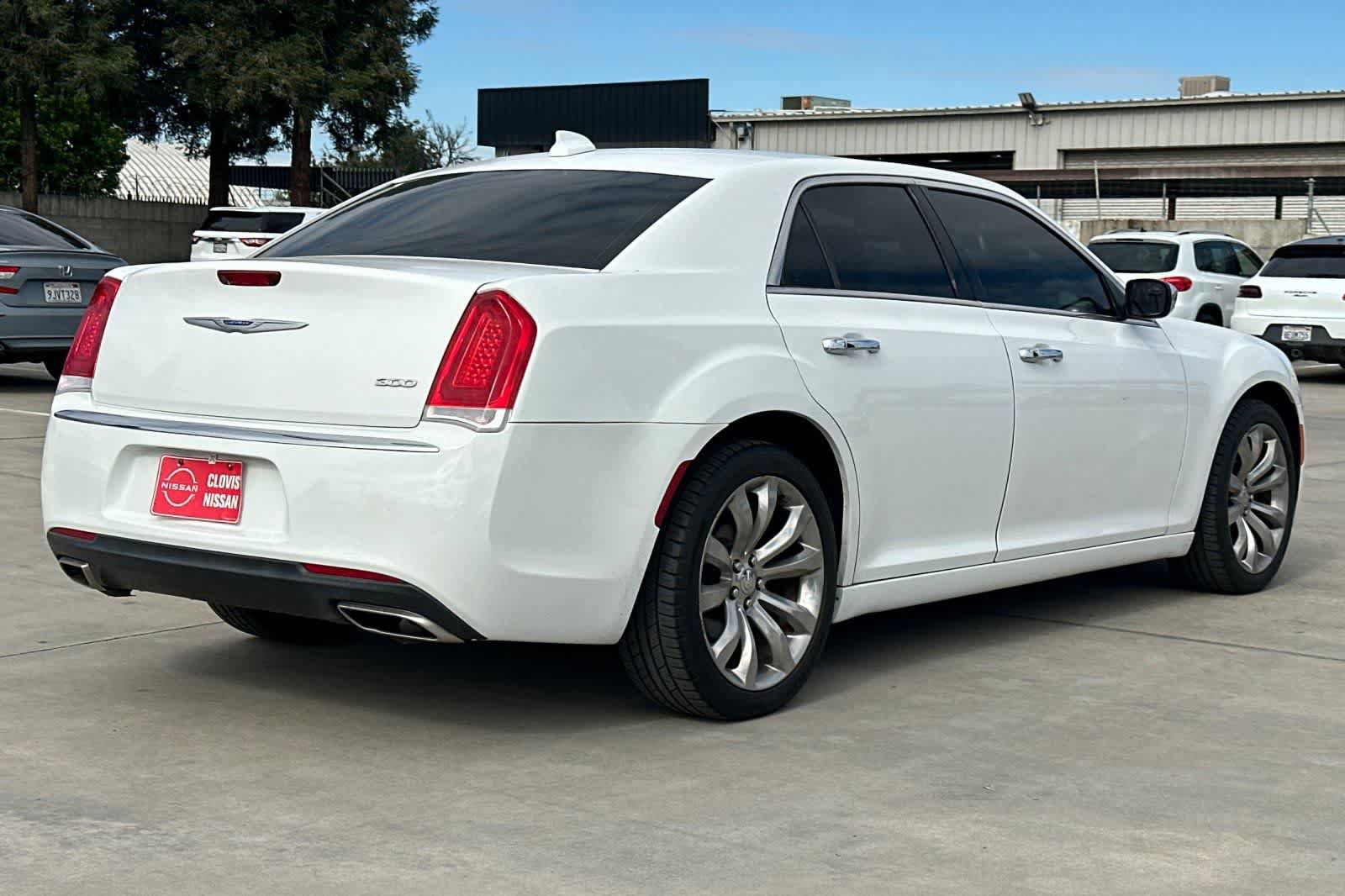 Used 2019 Chrysler 300 Limited RWD image 3