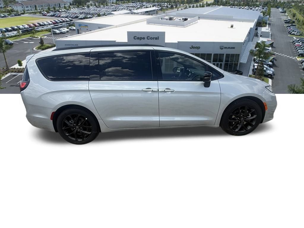 New 2026 Chrysler Pacifica Limited w/ S Appearance Package image 4