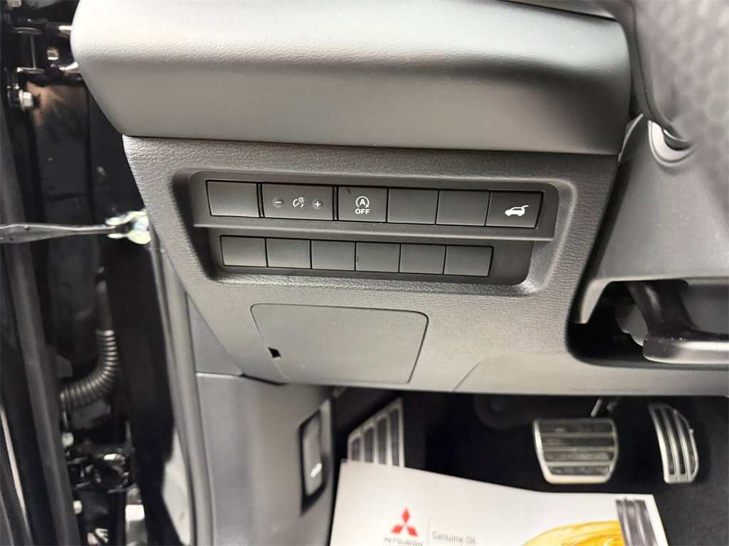 New 2026 Mitsubishi Outlander SEL image 29