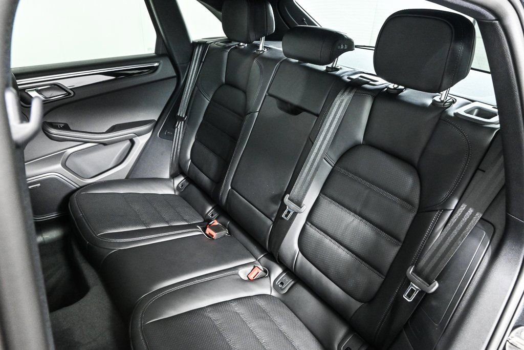 Certified 2026 Porsche Macan AWD/4WD image 19