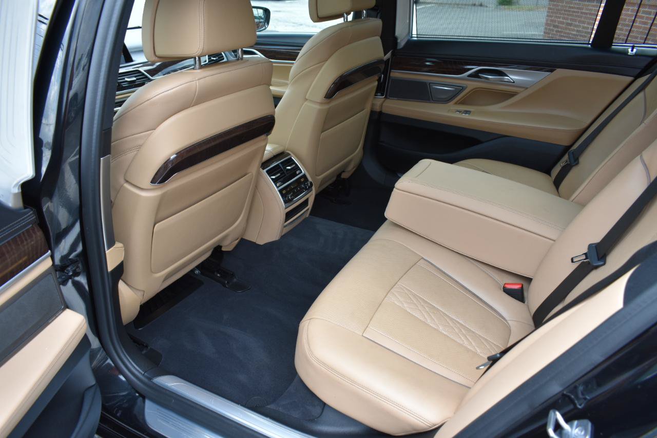 Used 2019 BMW 750i w/ Executive Package RWD image 26
