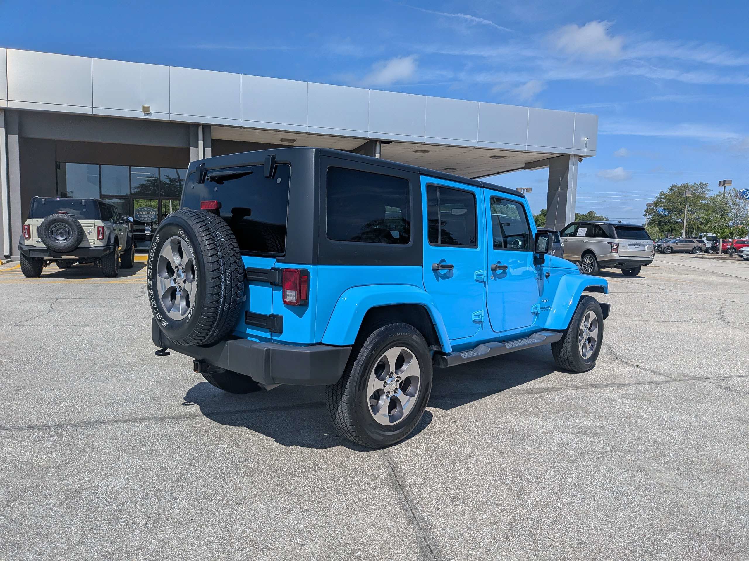 Used 2017 Jeep Wrangler Unlimited Sahara w/ Connectivity Group AWD/4WD image 4