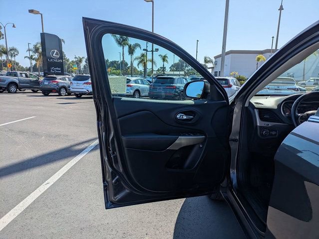 Used 2017 Jeep Cherokee Limited w/ Technology Group FWD image 13