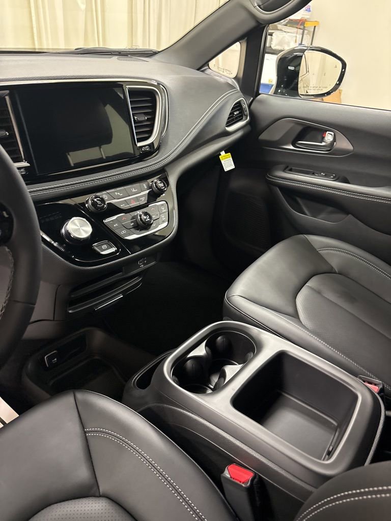 New 2026 Chrysler Pacifica Select w/ S Appearance Package image 16