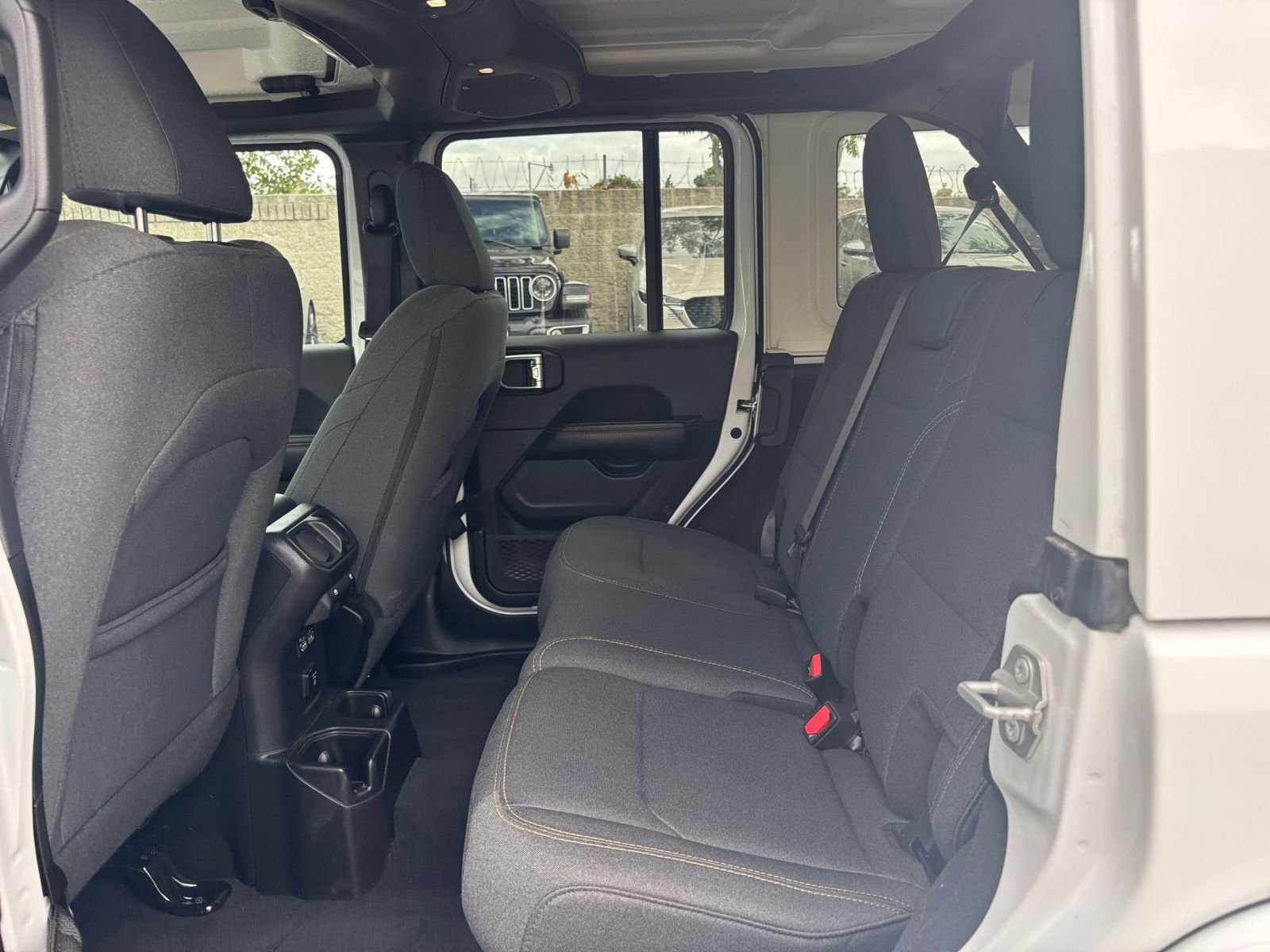 Used 2025 Jeep Wrangler Sahara image 25