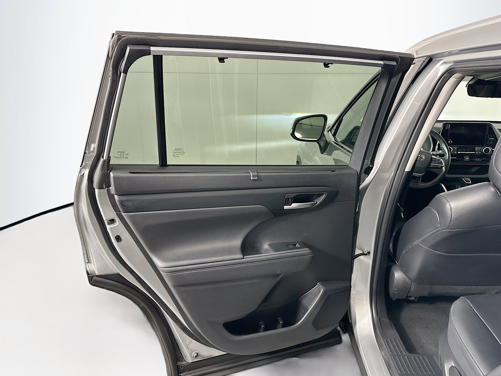 Used 2024 Toyota Highlander XLE FWD image 26