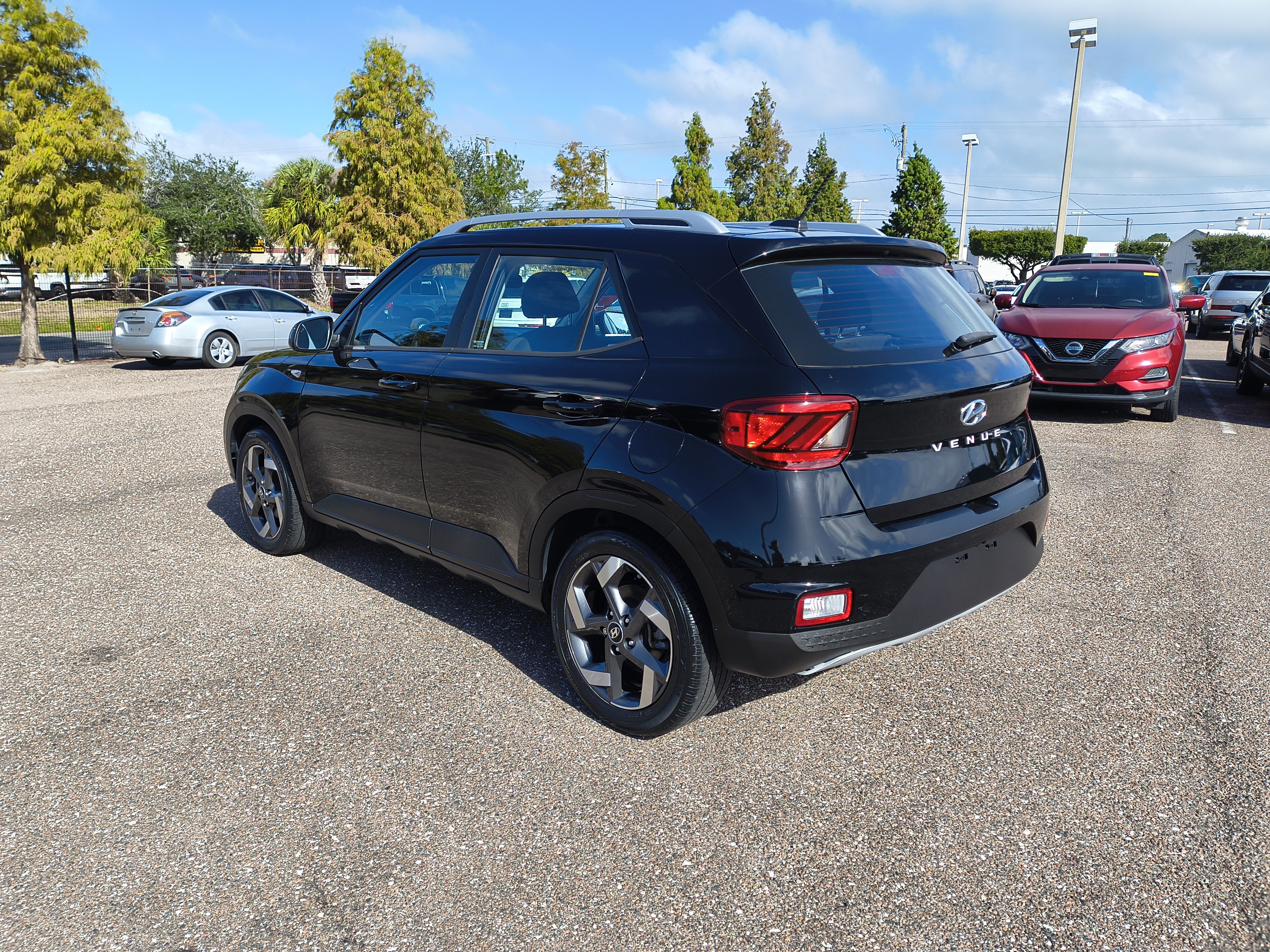 Used 2024 Hyundai Venue SEL FWD image 4