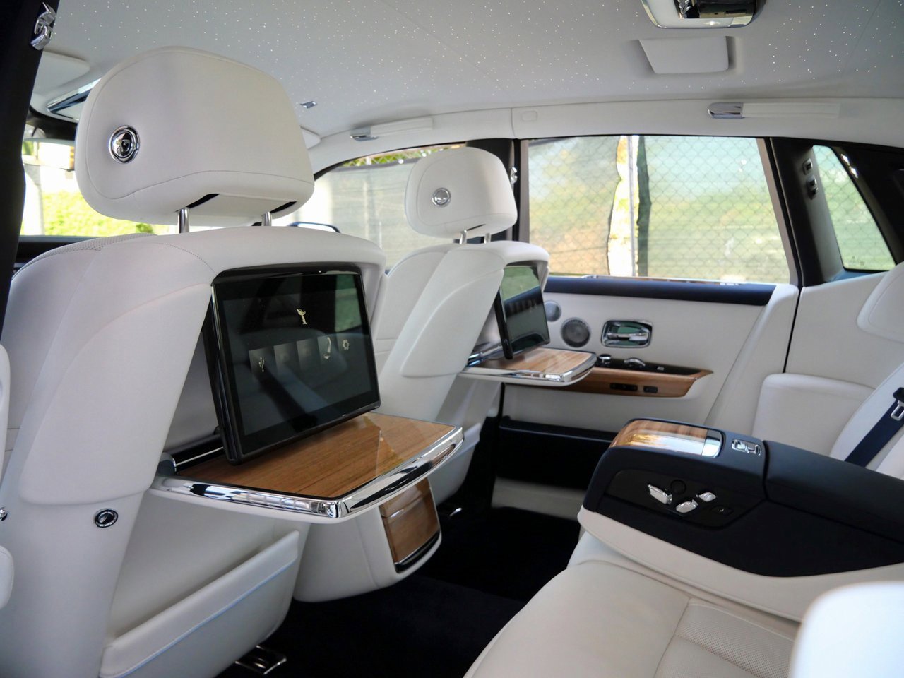 New 2025 Rolls-Royce Phantom Sedan w/ Leather Finishing Pack image 36