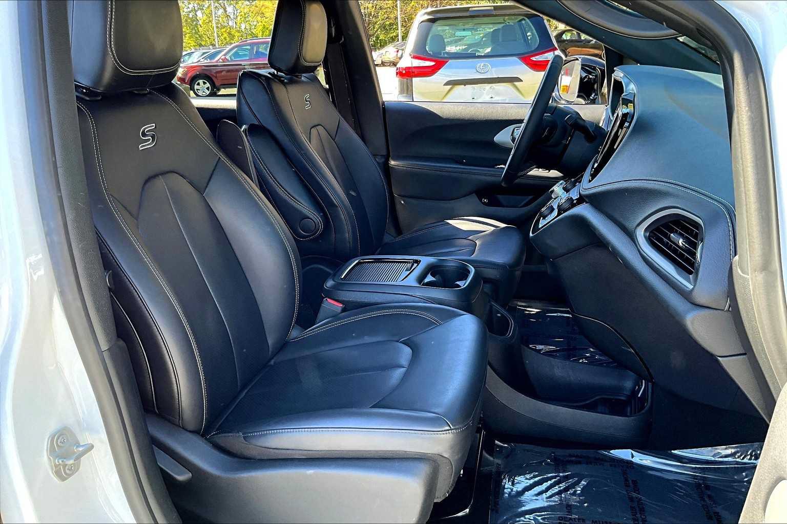 Used 2024 Chrysler Pacifica Limited FWD image 9