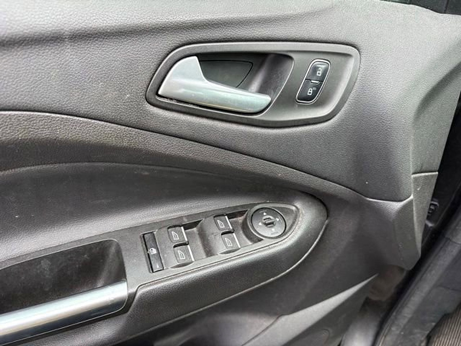 Used 2017 Ford Escape SE w/ Equipment Group 201A FWD image 9