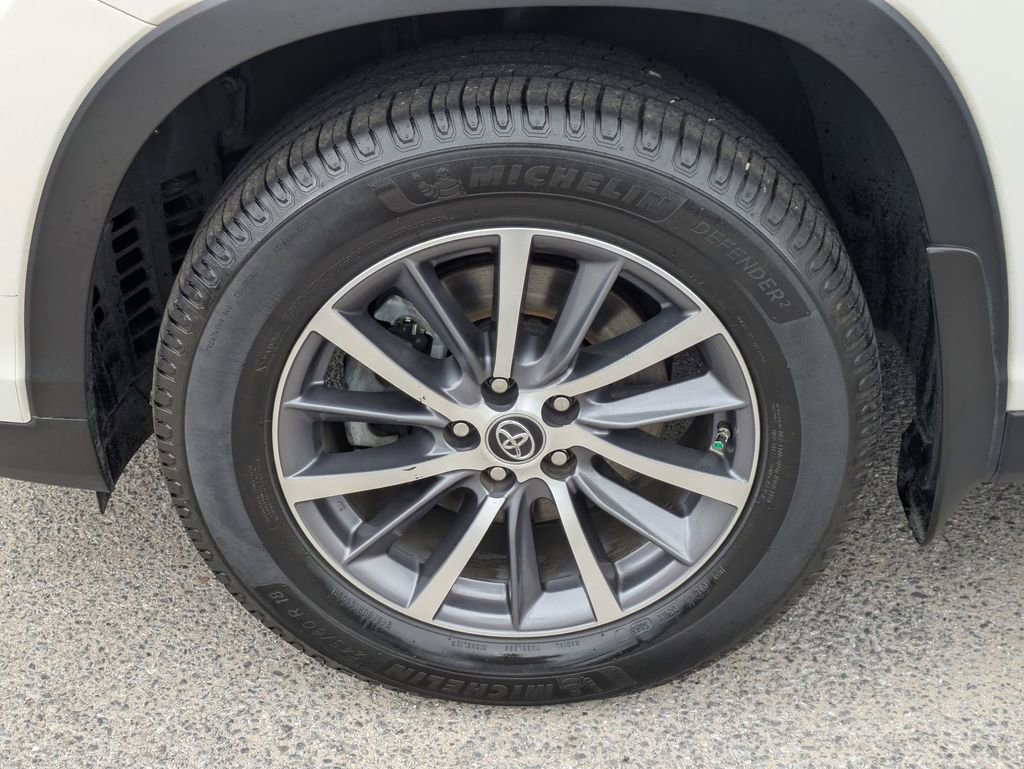 Used 2019 Toyota Highlander SE image 11
