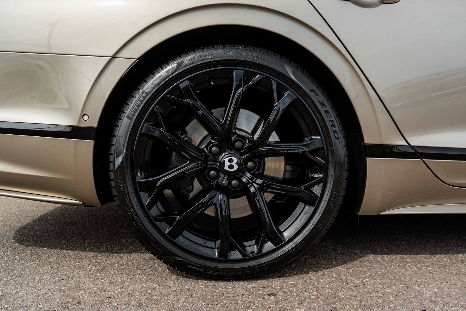 Certified 2025 Bentley Flying Spur Plug-In Hybrid image 14