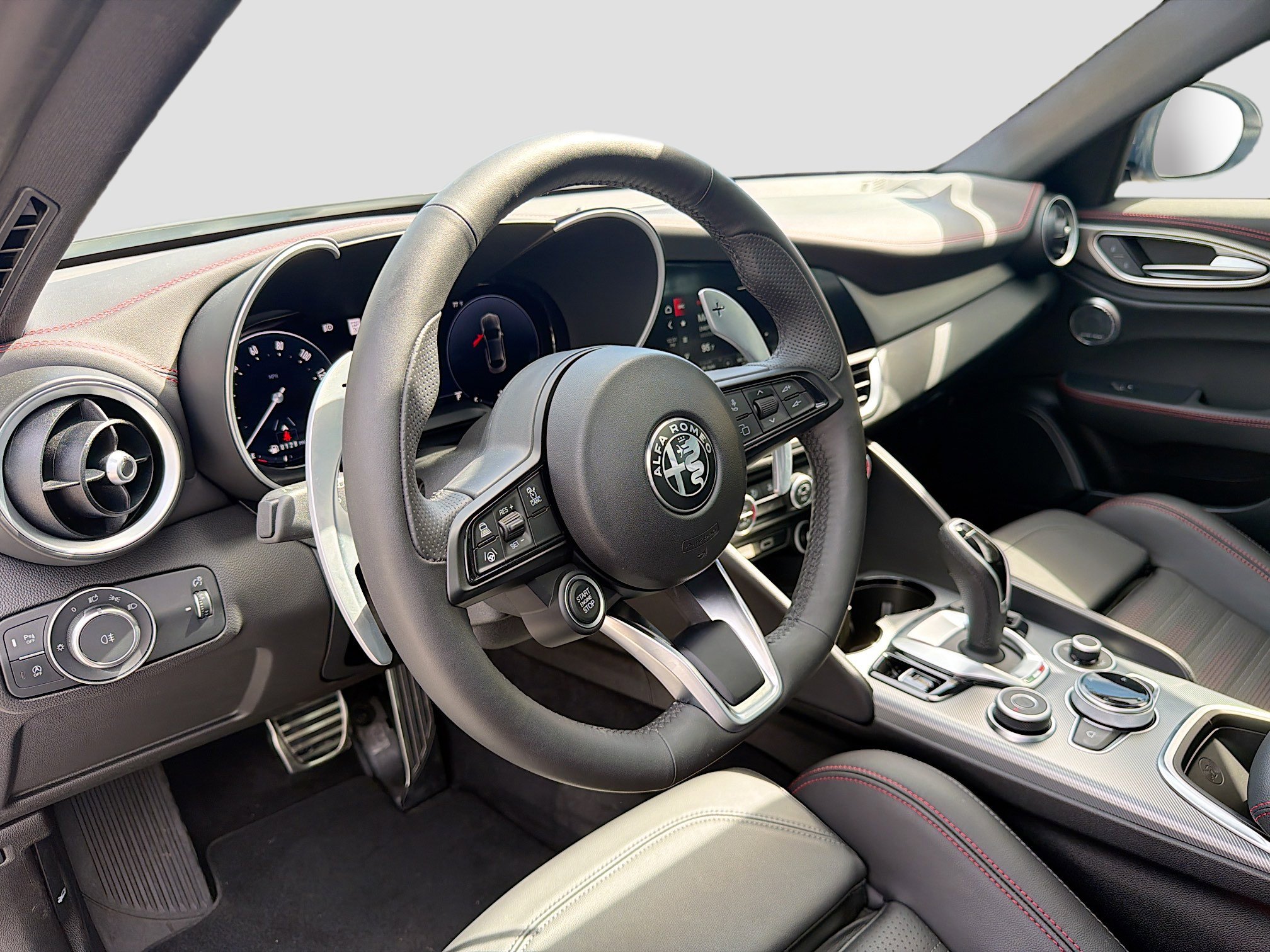 Used 2025 Alfa Romeo Giulia AWD w/ Driving Assist Package image 25