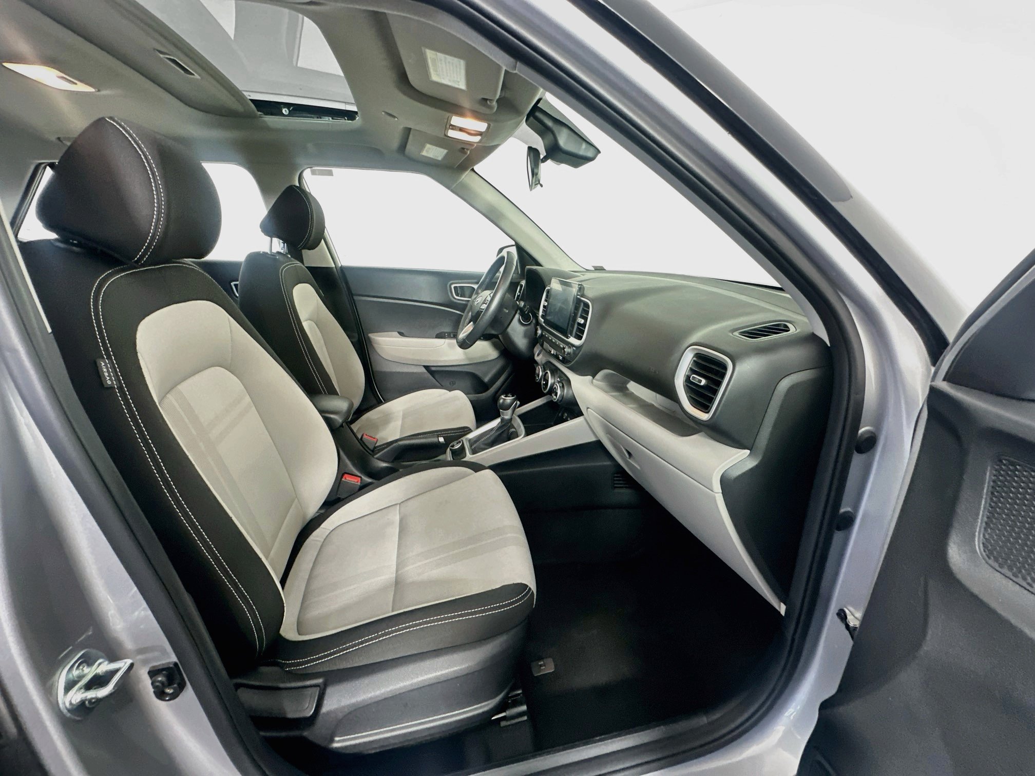 Used 2025 Hyundai Venue SEL FWD image 30