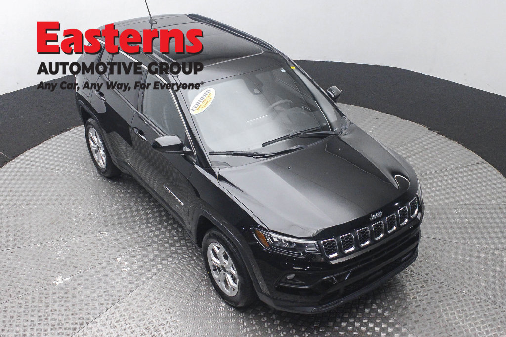 Used 2025 Jeep Compass Latitude w/ Sun & Sound Group AWD/4WD image 4