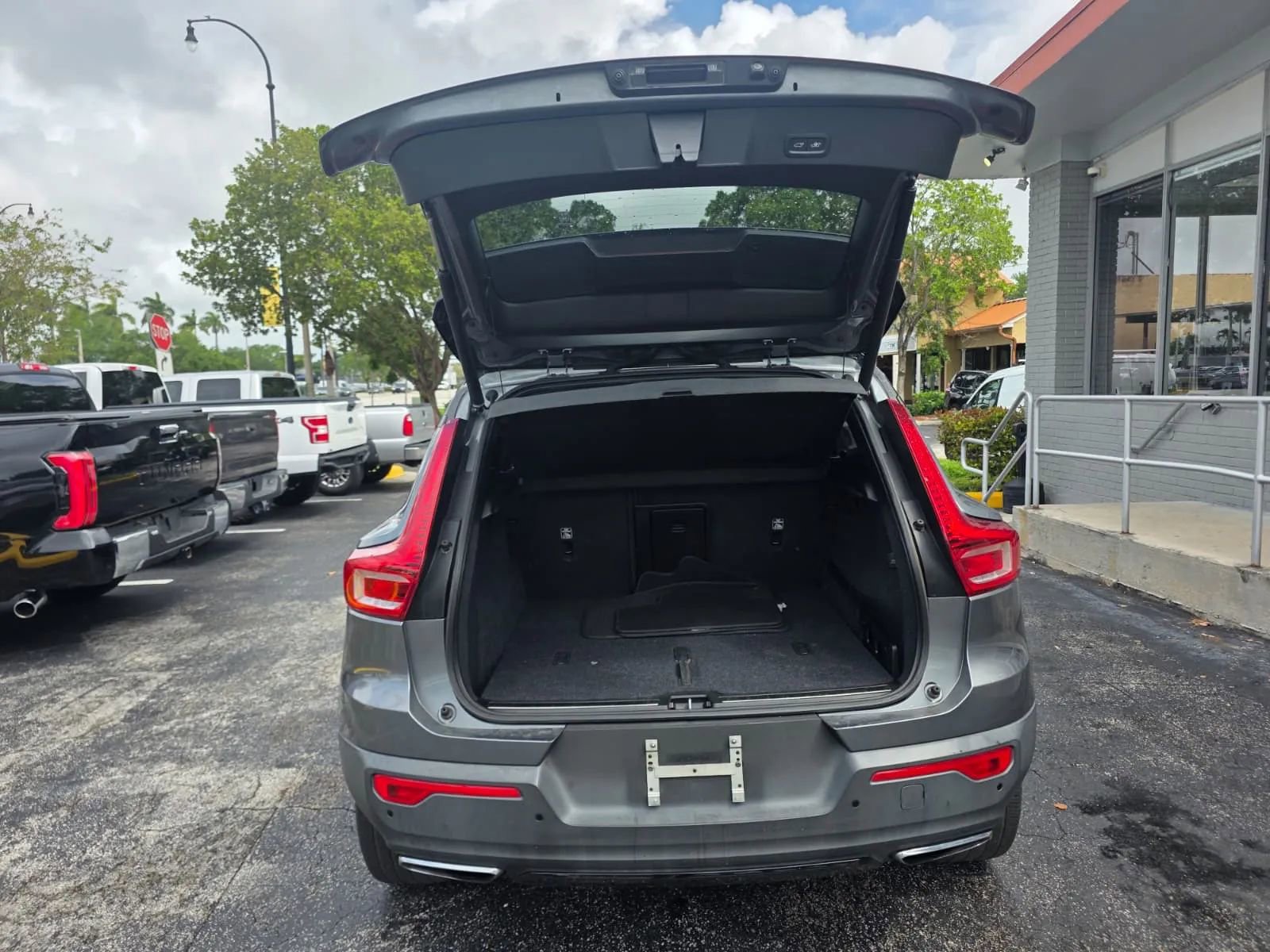 Used 2019 Volvo XC40 T5 R-Design AWD/4WD image 8