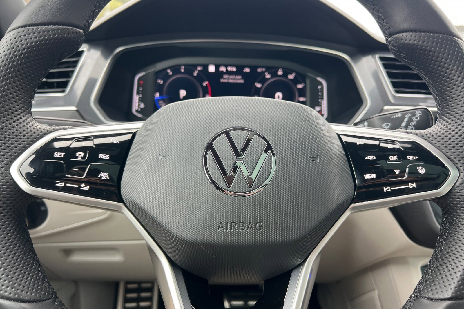 Used 2022 Volkswagen Tiguan SEL R-Line image 24