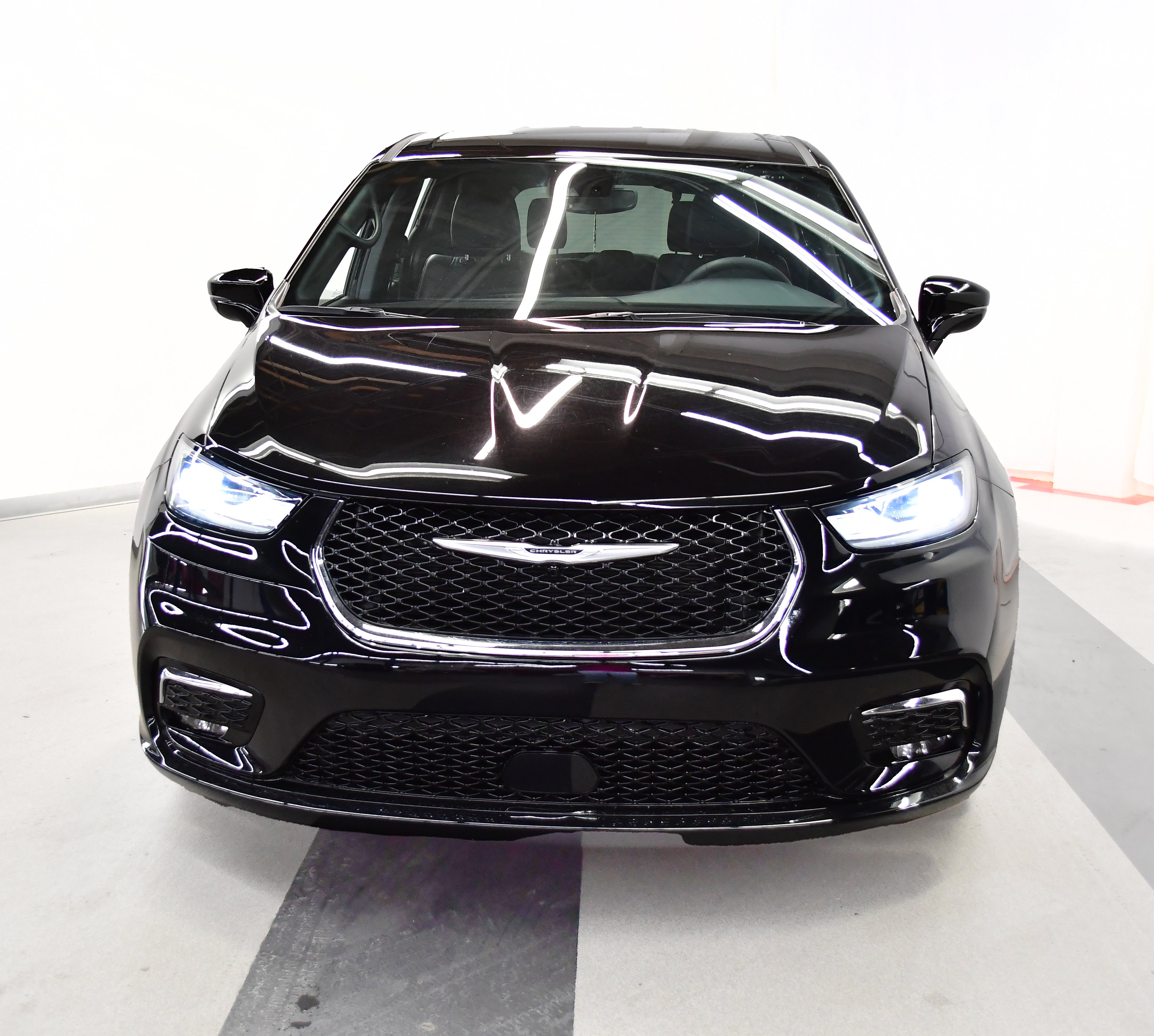 Used 2025 Chrysler Pacifica Select FWD image 3