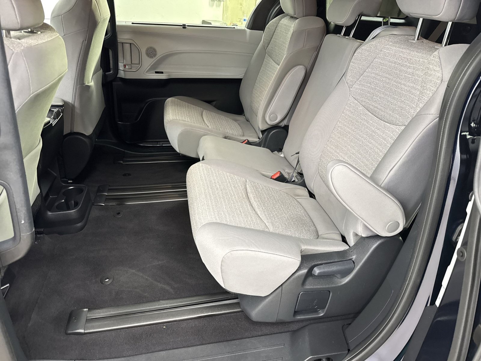 Used 2025 Toyota Sienna LE AWD/4WD image 36