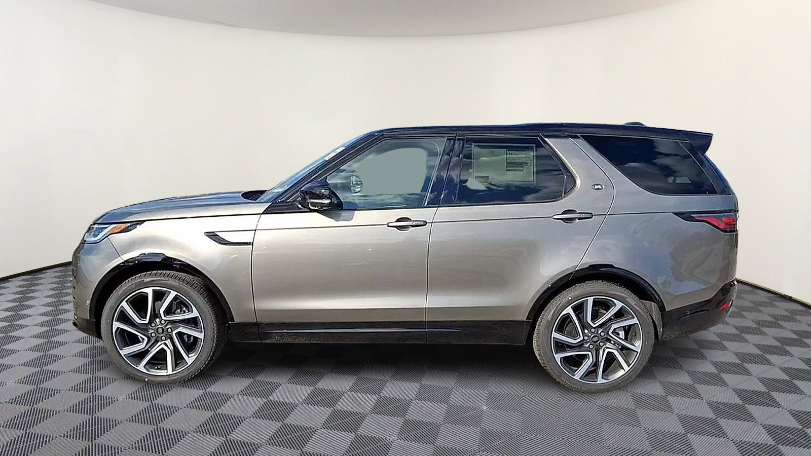 Used 2024 Land Rover Discovery Dynamic SE AWD/4WD image 5