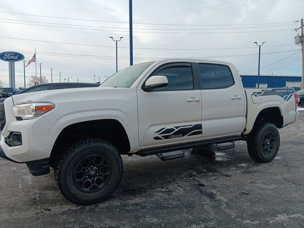 Used 2016 Toyota Tacoma SR image 3