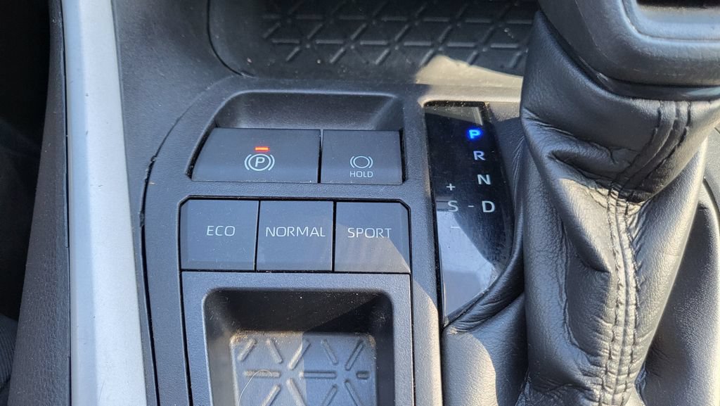 Used 2021 Toyota RAV4 XLE w/ Convenience Package FWD image 36