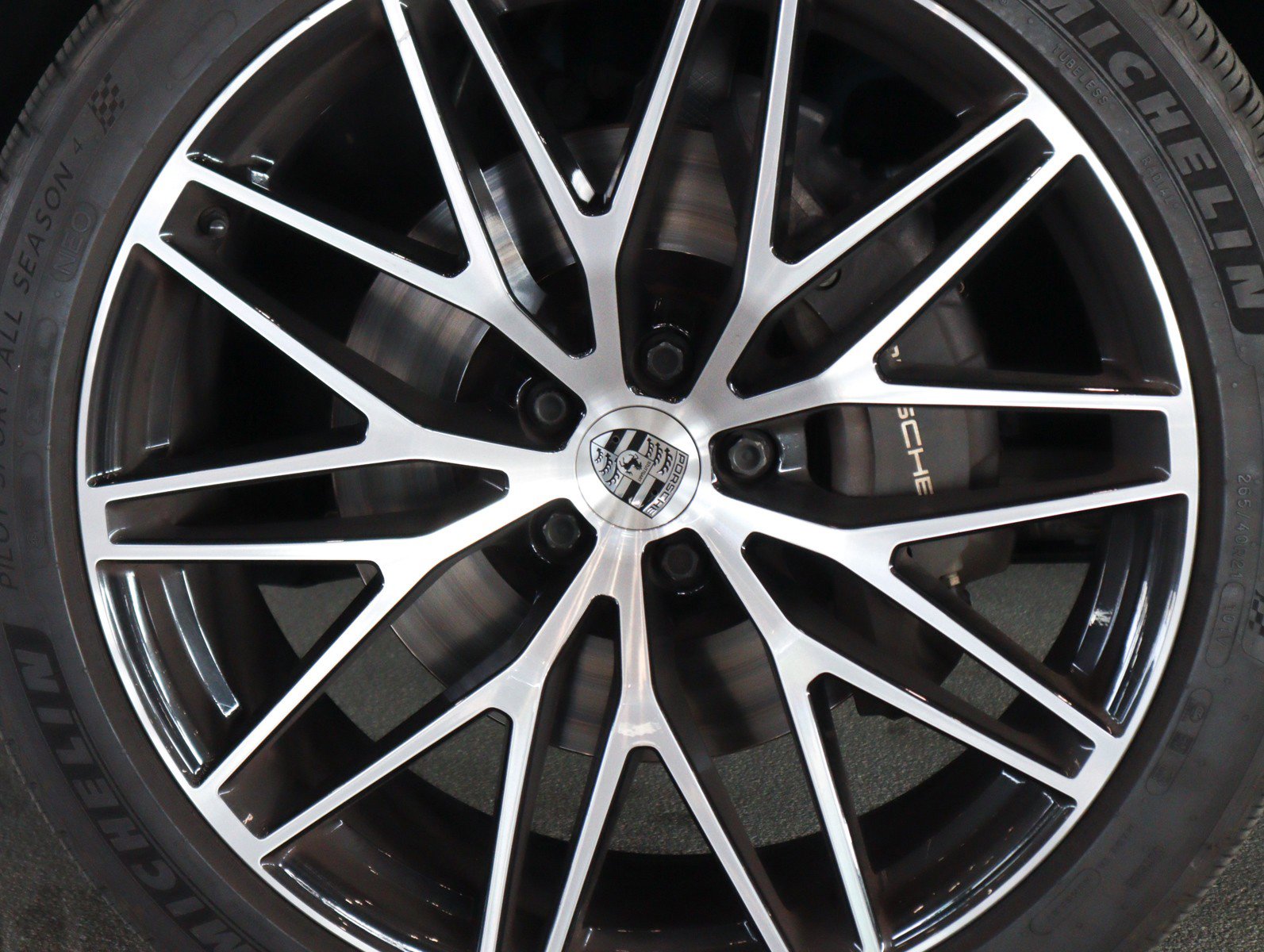 Certified 2022 Porsche Macan image 13