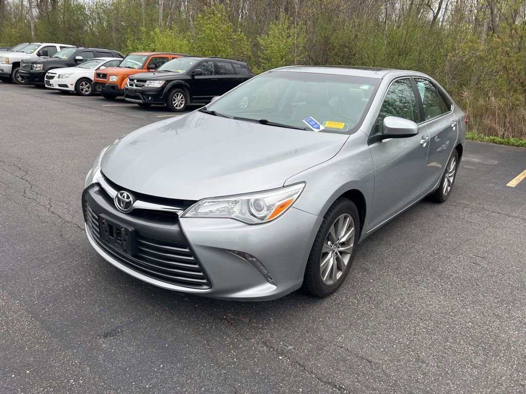 Used 2015 Toyota Camry XLE w/ Moonroof Package FWD image 3