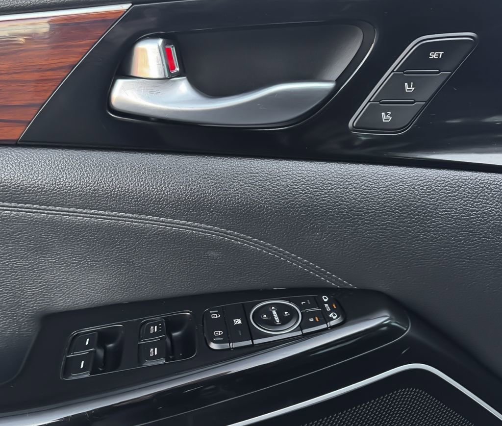 Used 2018 Kia Cadenza Technology image 21