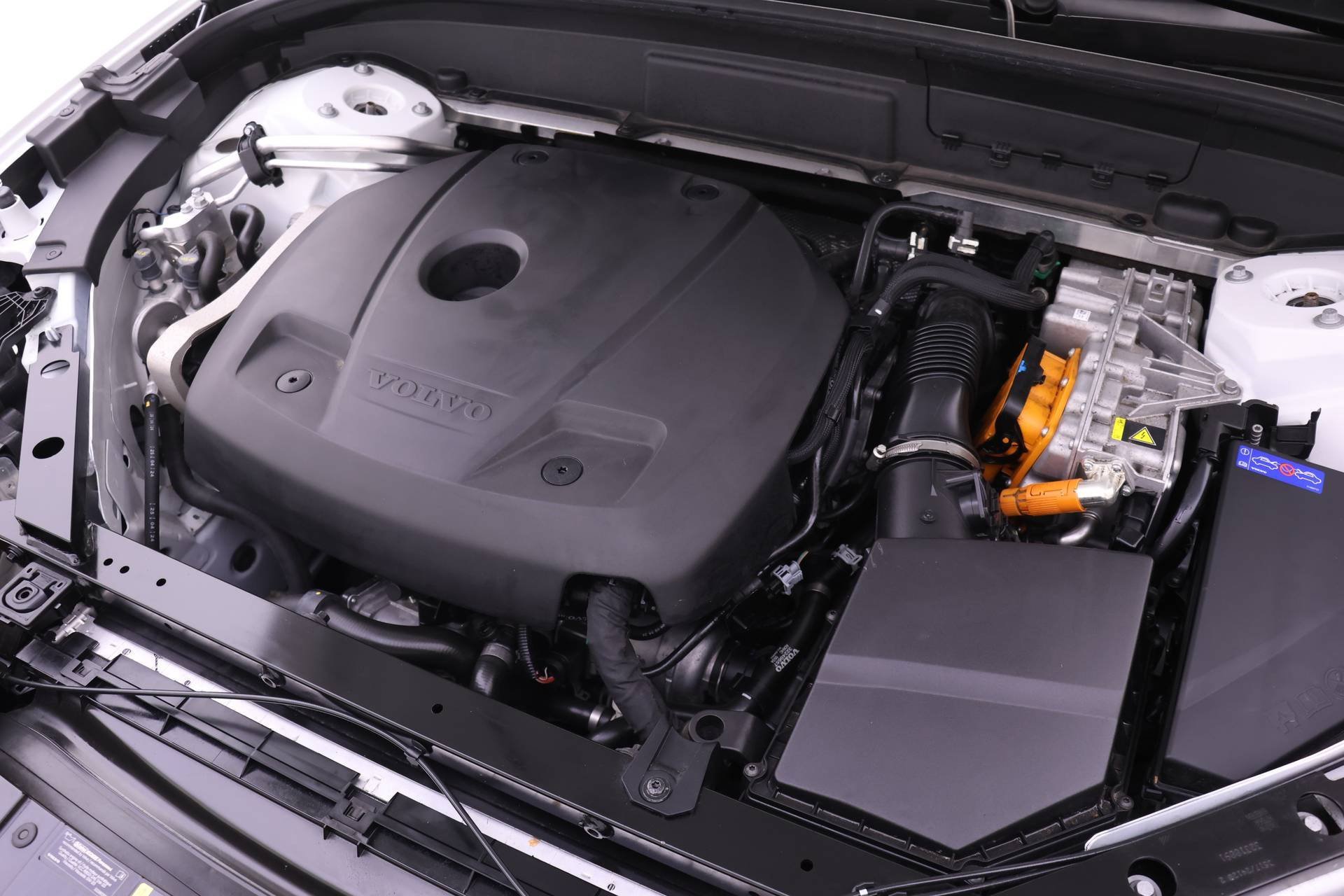 Certified 2025 Volvo XC60 T8 Ultra w/ Protection Package Premier image 24