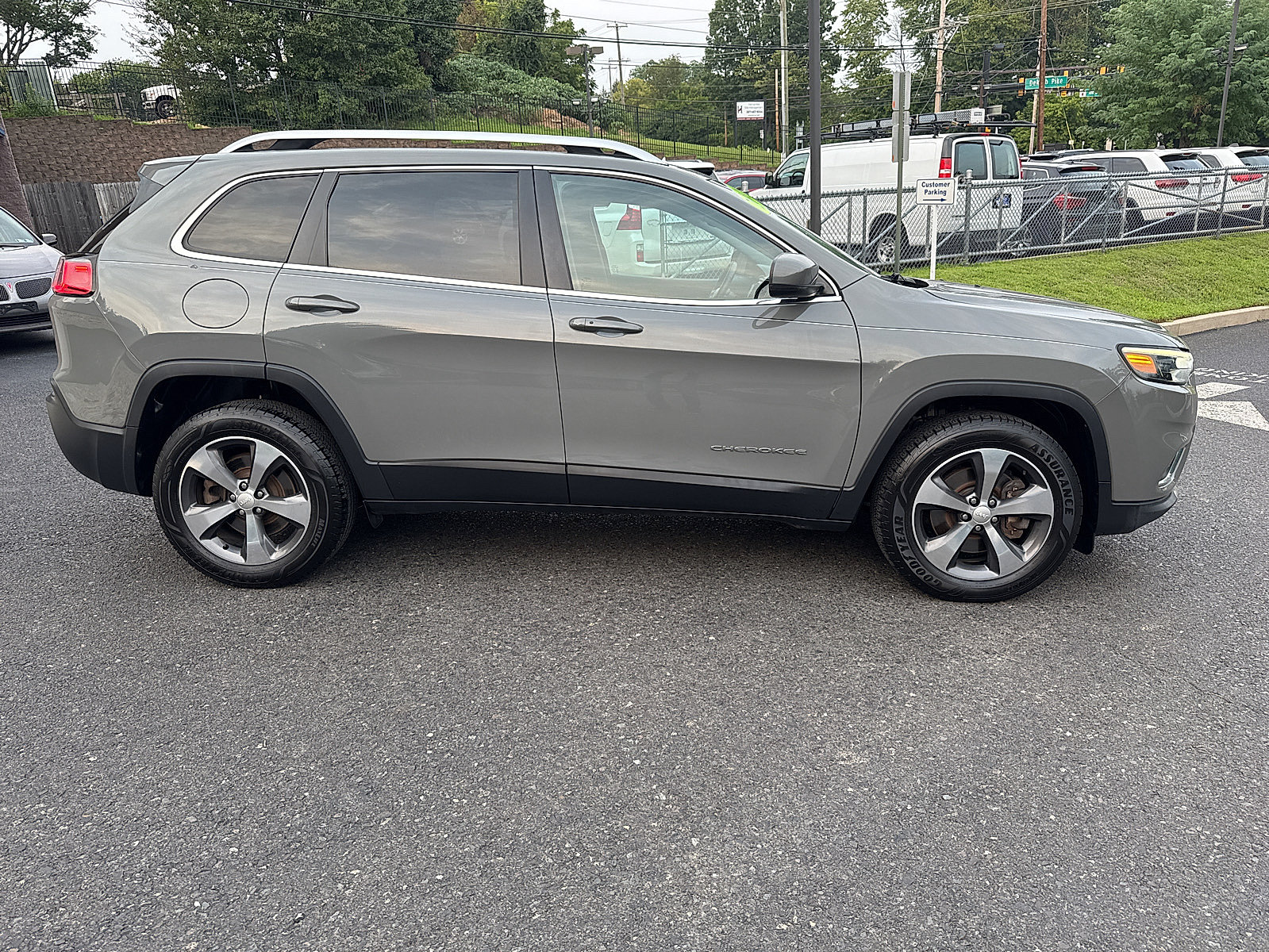 Used 2019 Jeep Cherokee Limited w/ Trailer Tow Group AWD/4WD image 3