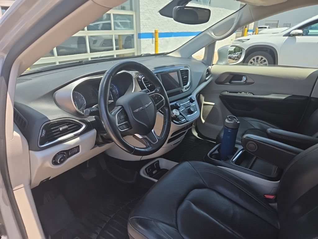 Used 2020 Chrysler Pacifica Touring-L FWD image 14
