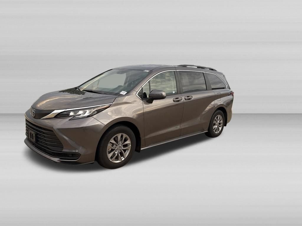 Used 2023 Toyota Sienna LE FWD image 8