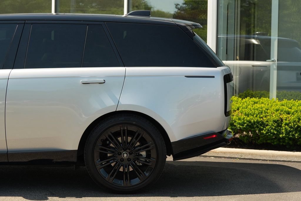 Used 2025 Land Rover Range Rover SE AWD/4WD image 12