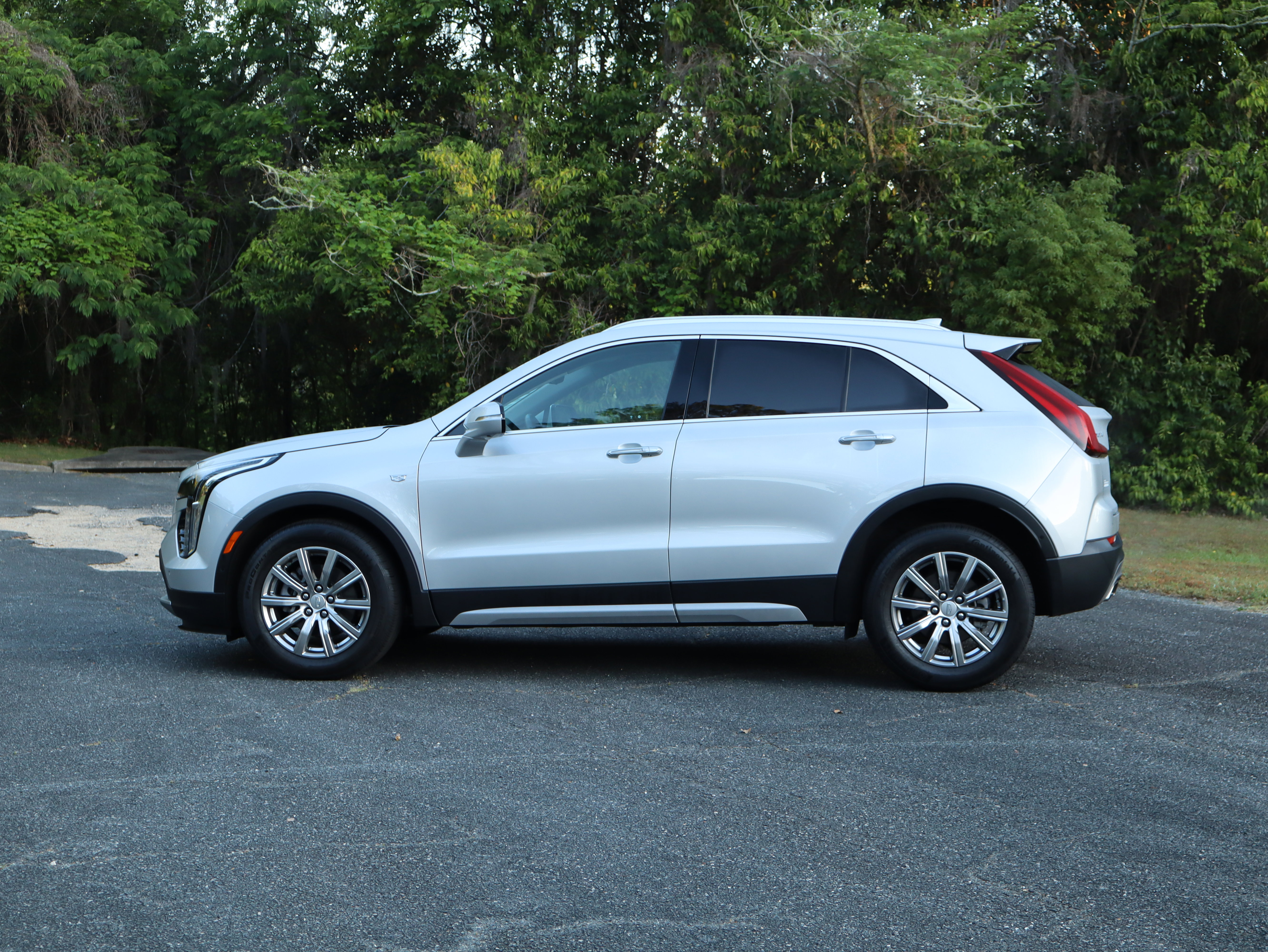 Used 2022 Cadillac XT4 Premium Luxury w/ Enhanced Visibility Package image 3