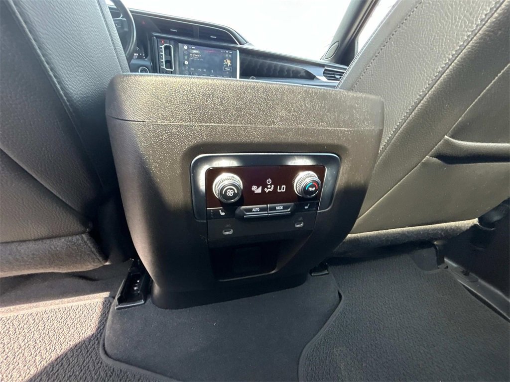 Used 2022 GMC Yukon XL Denali image 16