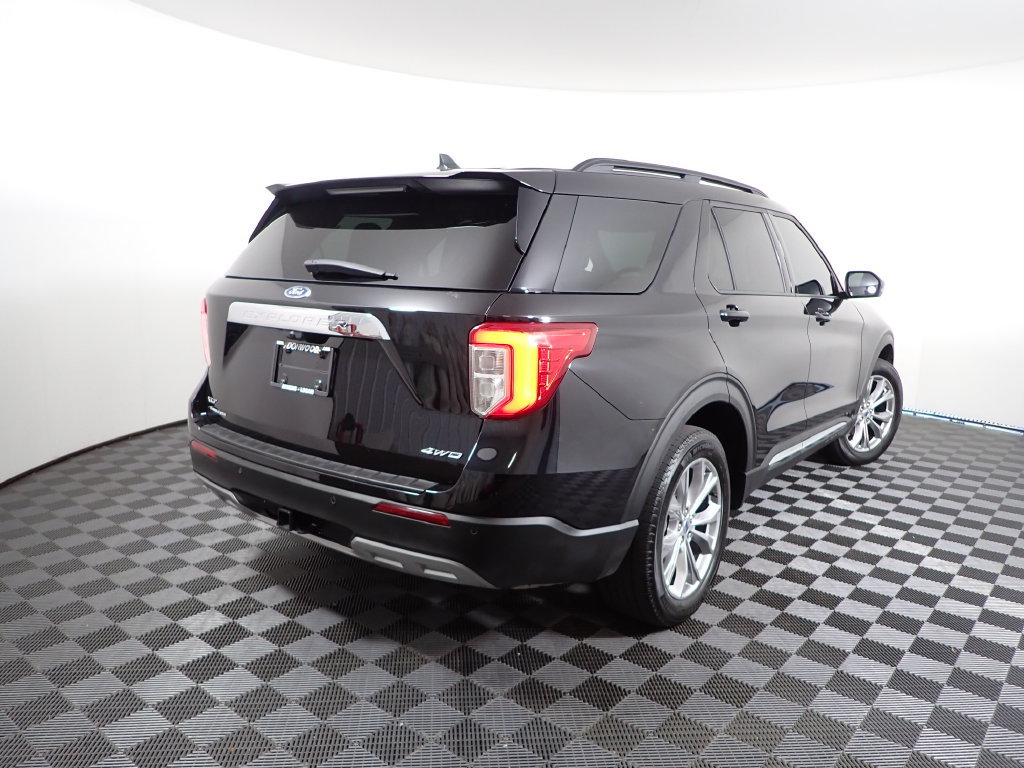 Used 2024 Ford Explorer XLT w/ Equipment Group 202A AWD/4WD image 18