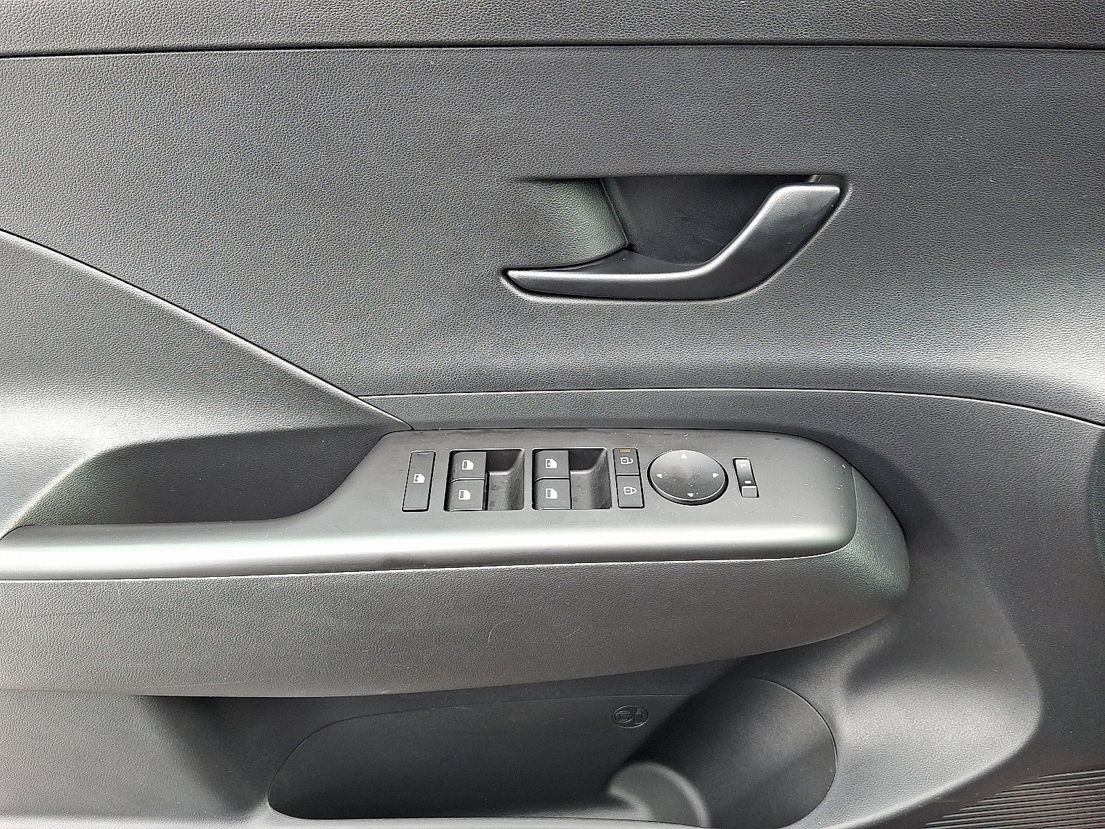 Certified 2025 Hyundai Kona SE image 12