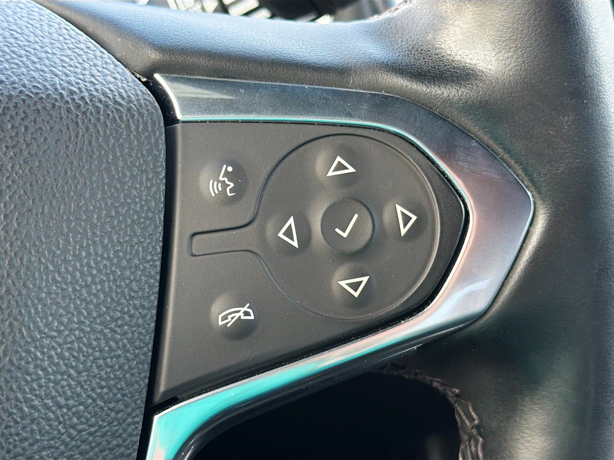 Used 2023 Chevrolet Traverse High Country image 42