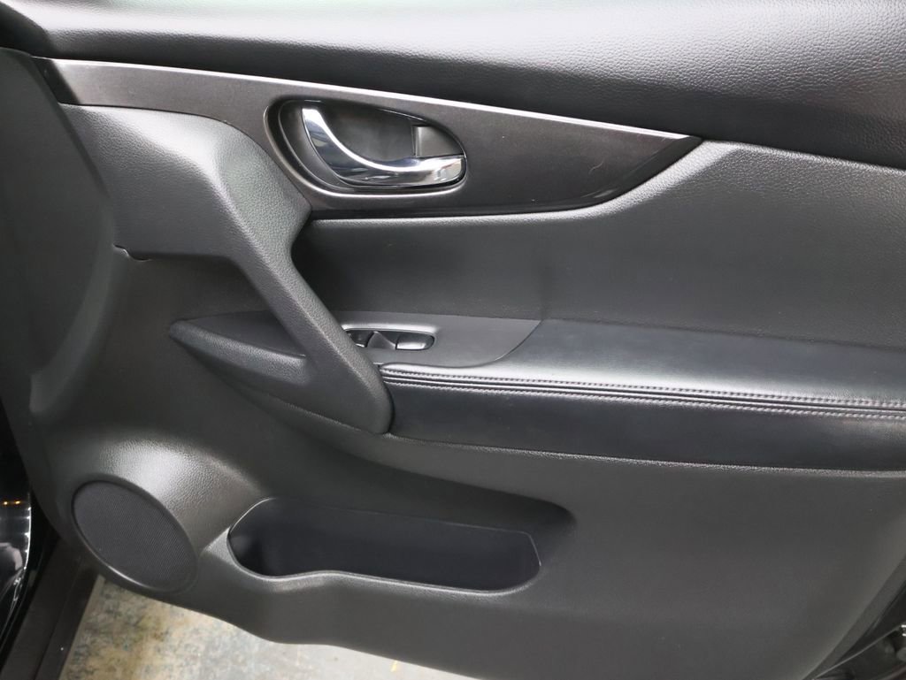 Used 2017 Nissan Rogue SV AWD/4WD image 12
